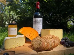 368-ensemble-de-vin-de-bordeaux-accompagnee-de-mimolette-de-chevre-et-de-pain-et-d-une-grappe-de-raisin.webp