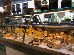 368-fromagerie-bio-lille-solferino-etudiant-apero-dejeuner-traditionnel.webp